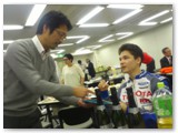 At sponsor's Xmas party スポンサーのクリスマスパーティーで